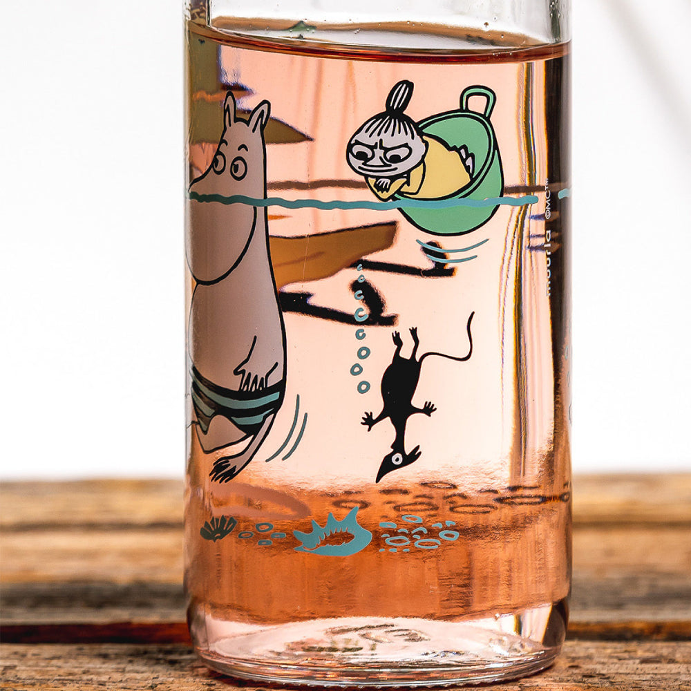 Moomin Glass Bottle Fun In The Water 0,5l - Muurla - The Official Moomin Shop