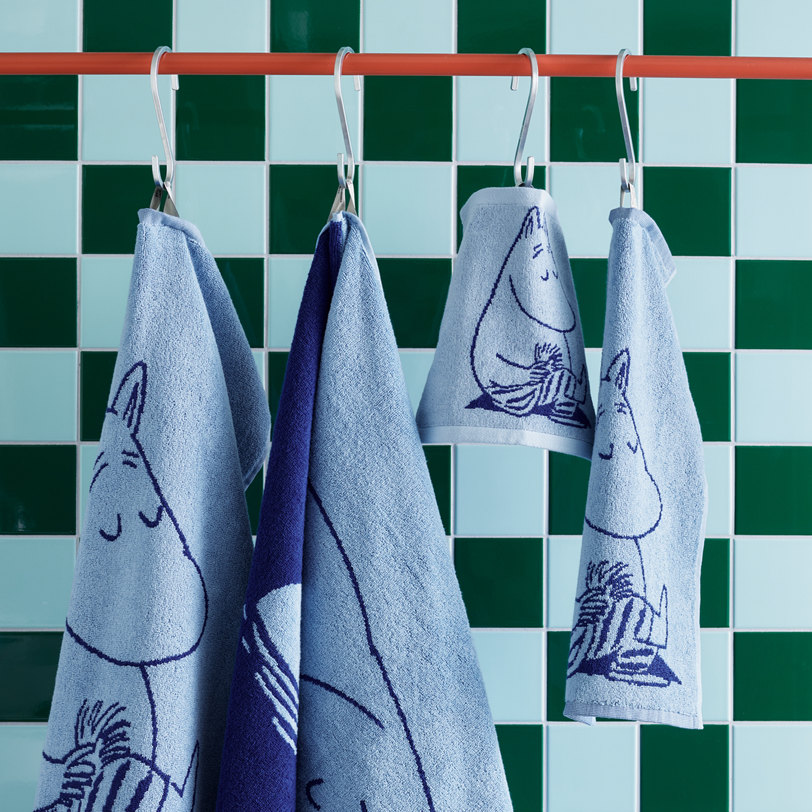 Moomintroll Bath Towel 70x140cm Navy - The Official Moomin Shop