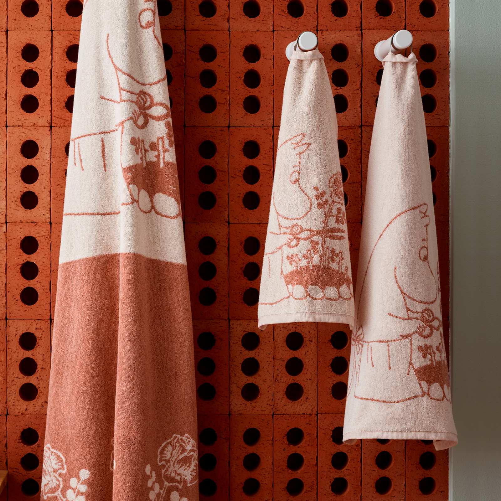 Moominmamma Bath Towel 70x140cm Beige - The Official Moomin Shop