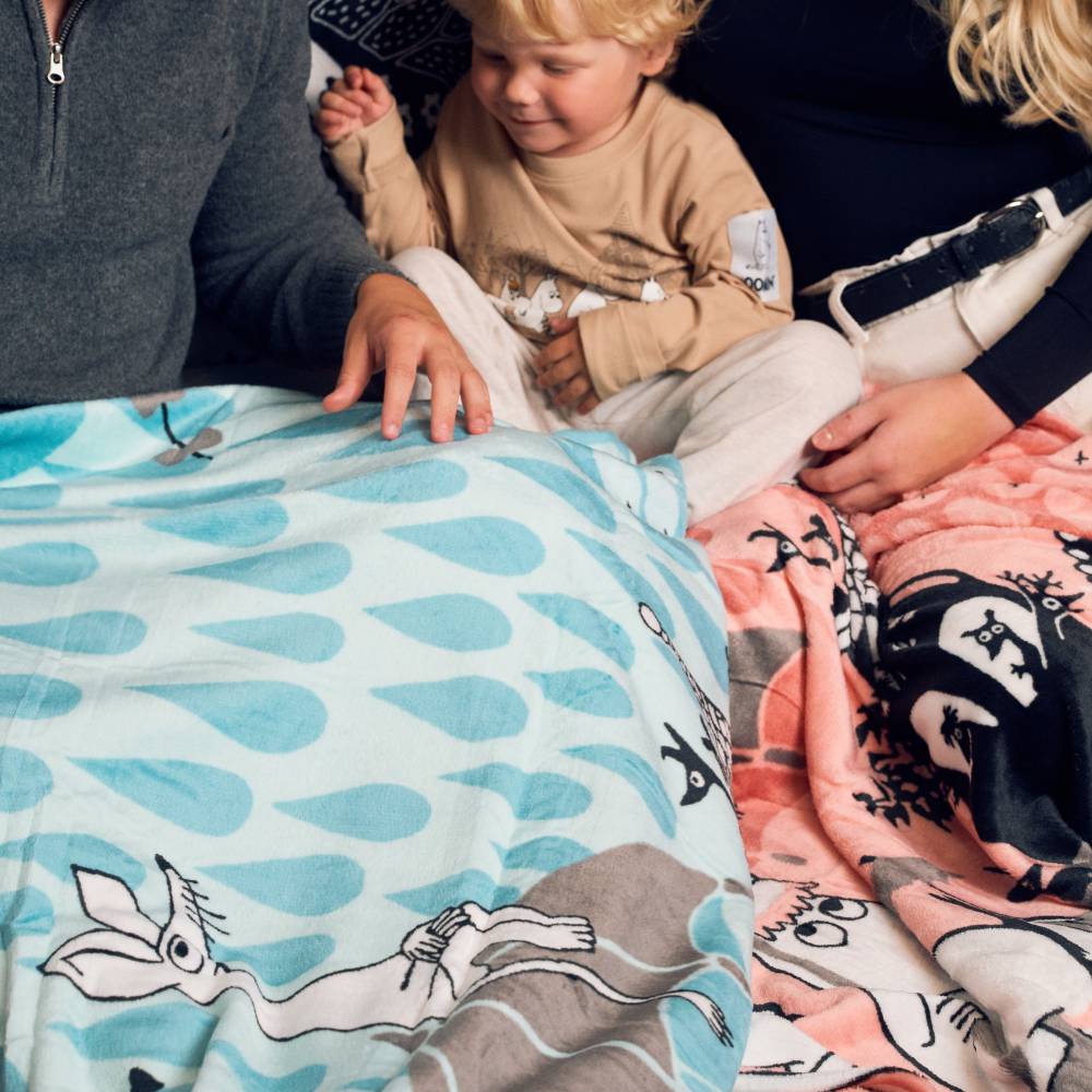 Moomin Autumn Day Fleece Blanket Red - The Official Moomin Shop