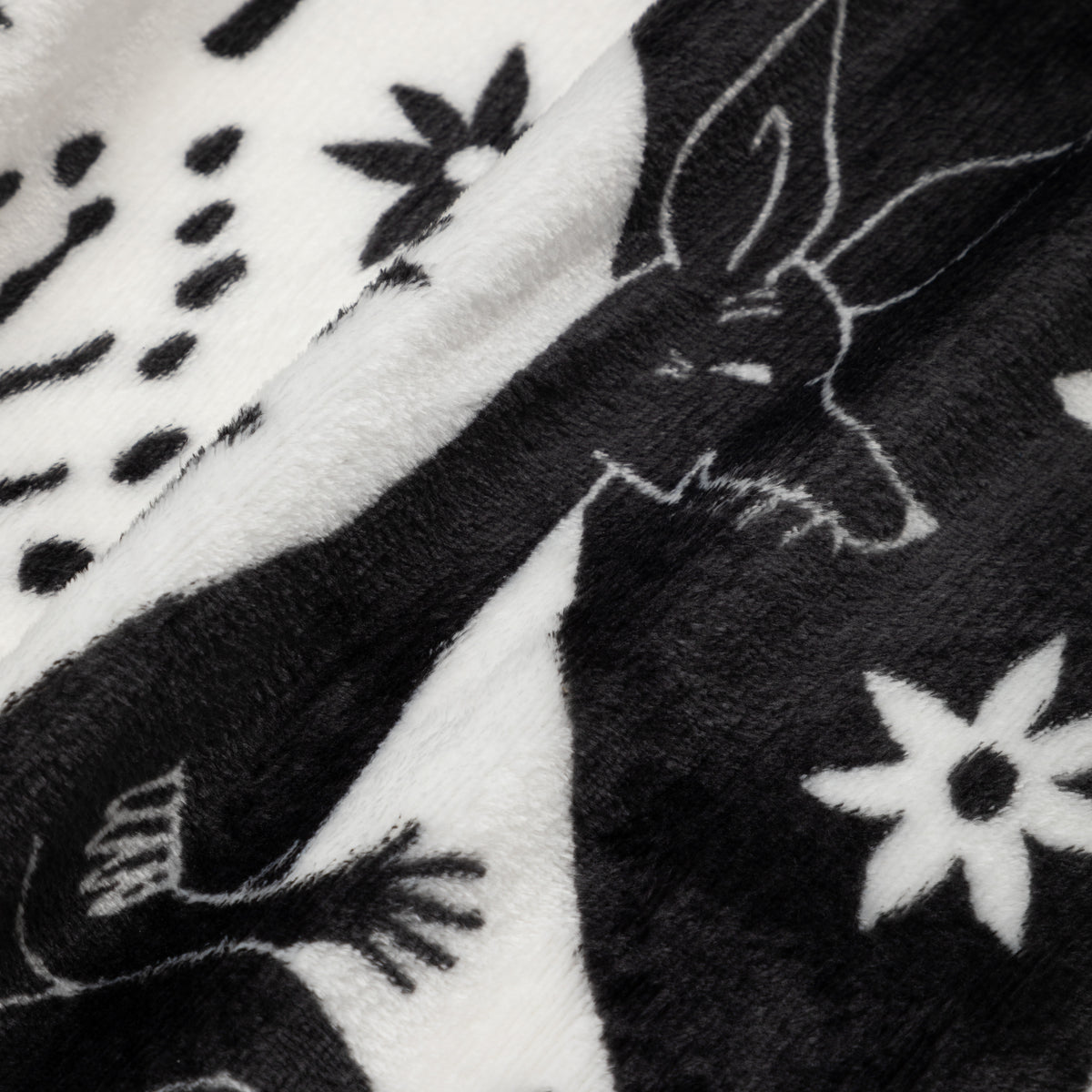 Moomin Park Fleece Blanket Black - The Official Moomin Shop