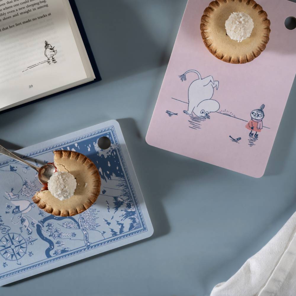 Moomin Dreamy Winter Cutting Board 14x20cm - The Official Moomin Shop