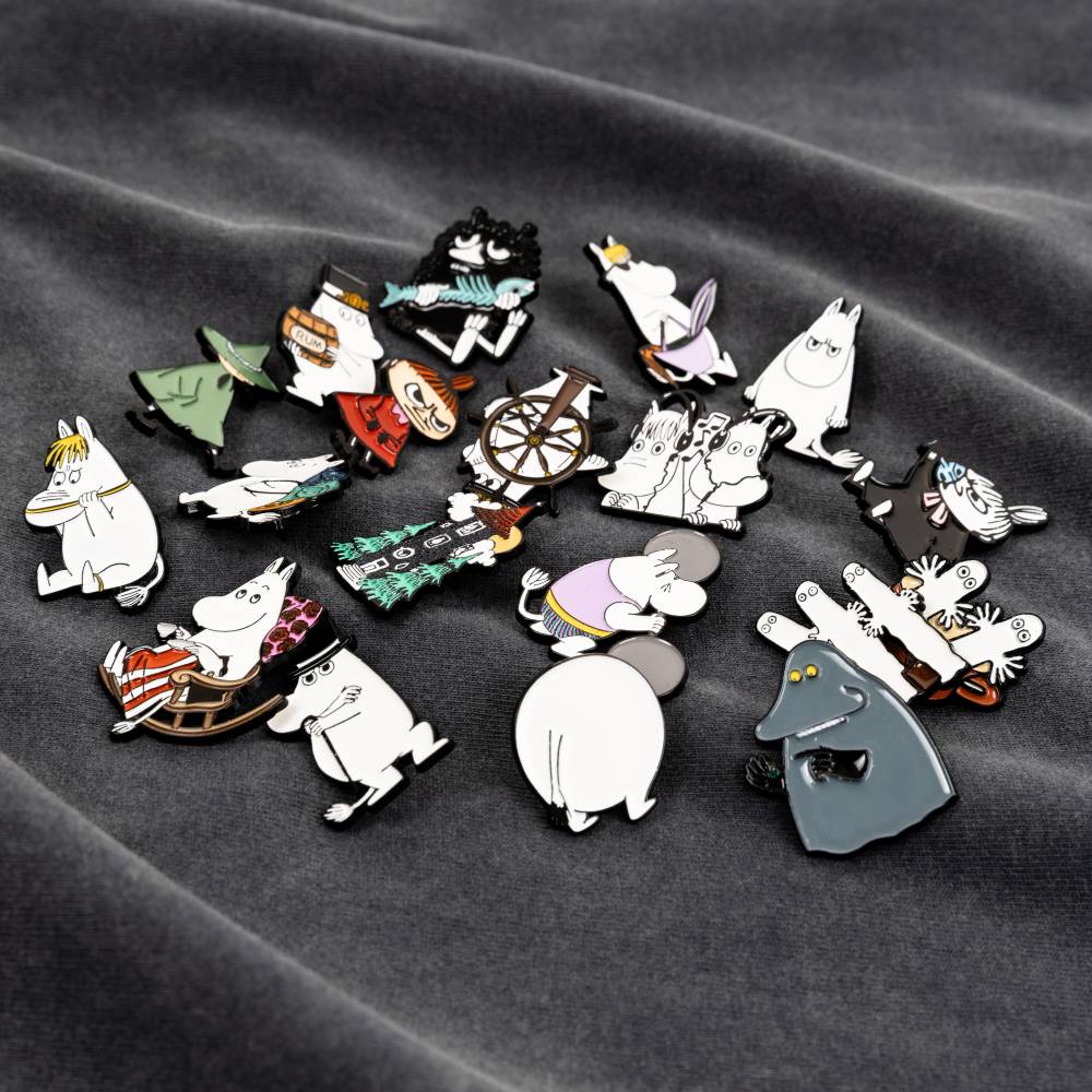 Moominpappa Helm Pin Badge White